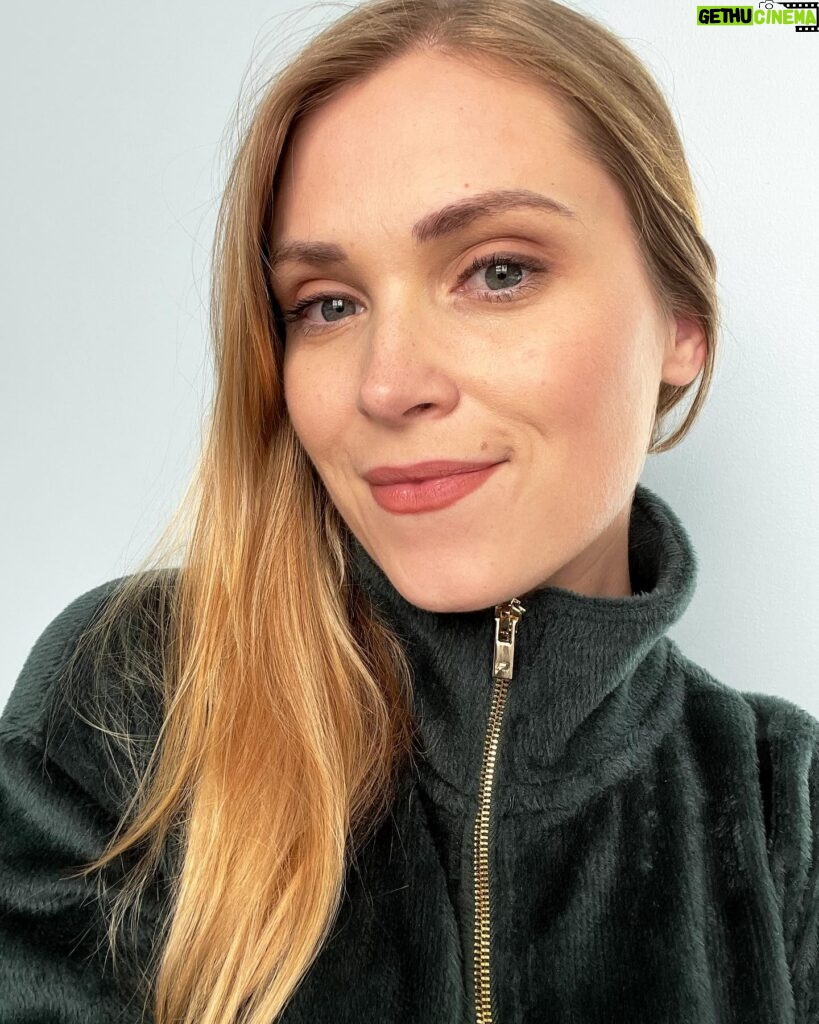 Eliza Taylor Instagram - SO INCREDIBLY EXCITED to be a #fableticspartner 👏🥳 I’ve been wearing @fabletics for a long time, so this feels like the perfect fit! I’ll tell ya what else is the perfect fit - this cozy cord zip onesie! (See what I did there?) There is currently 80% off for new VIPs! Get yours today 😘