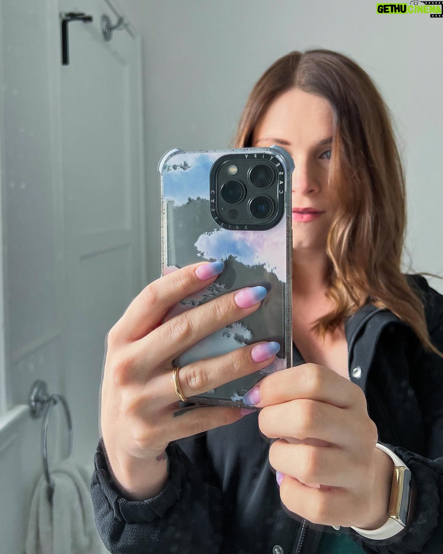 Eliza Taylor Instagram - When you only just realized your fingernails match your phone case 😂 @casetify @thenailbarofficial