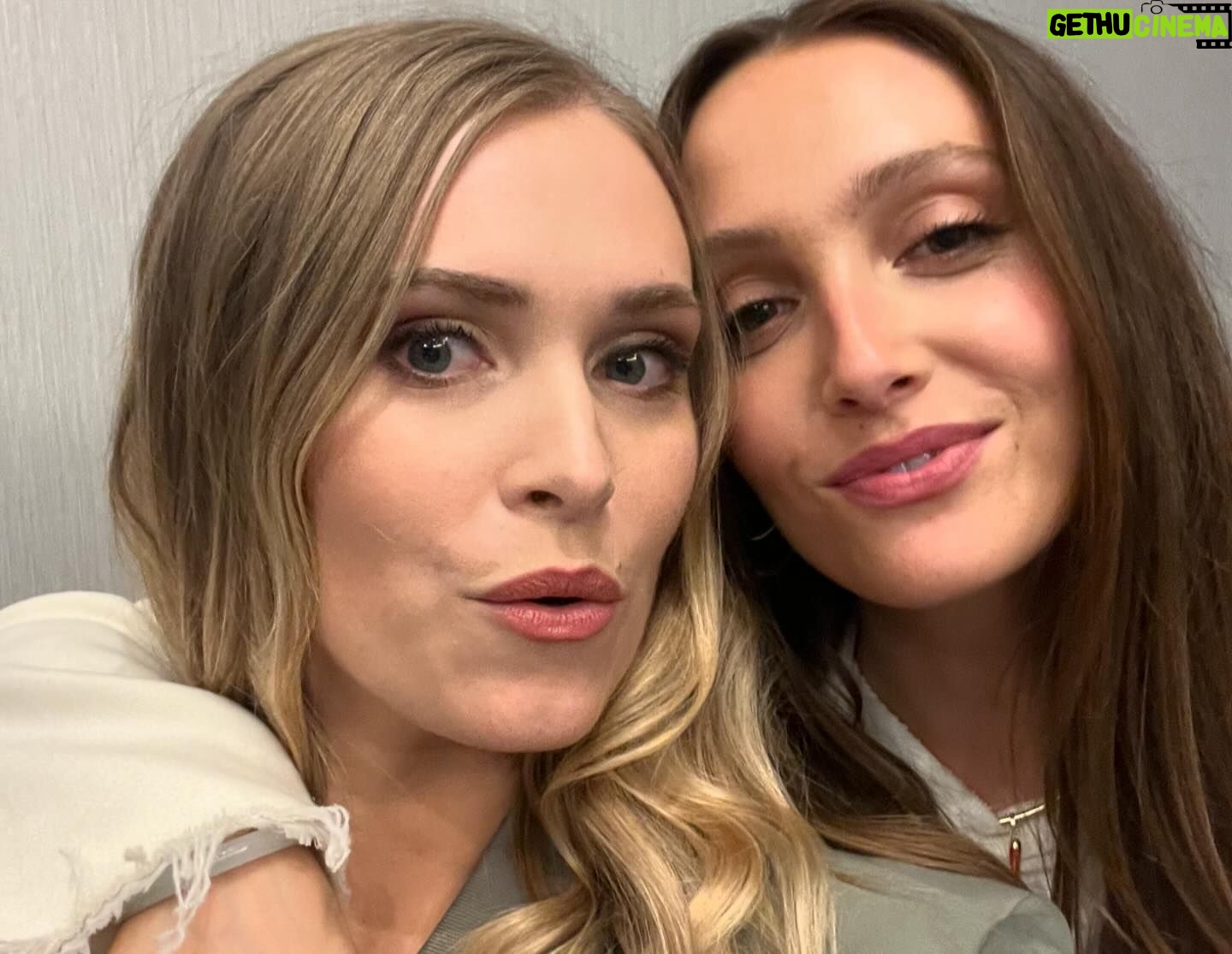Eliza Taylor - 427K Likes - Some happy snappy’s! 🥰💥🙌 @conageddon