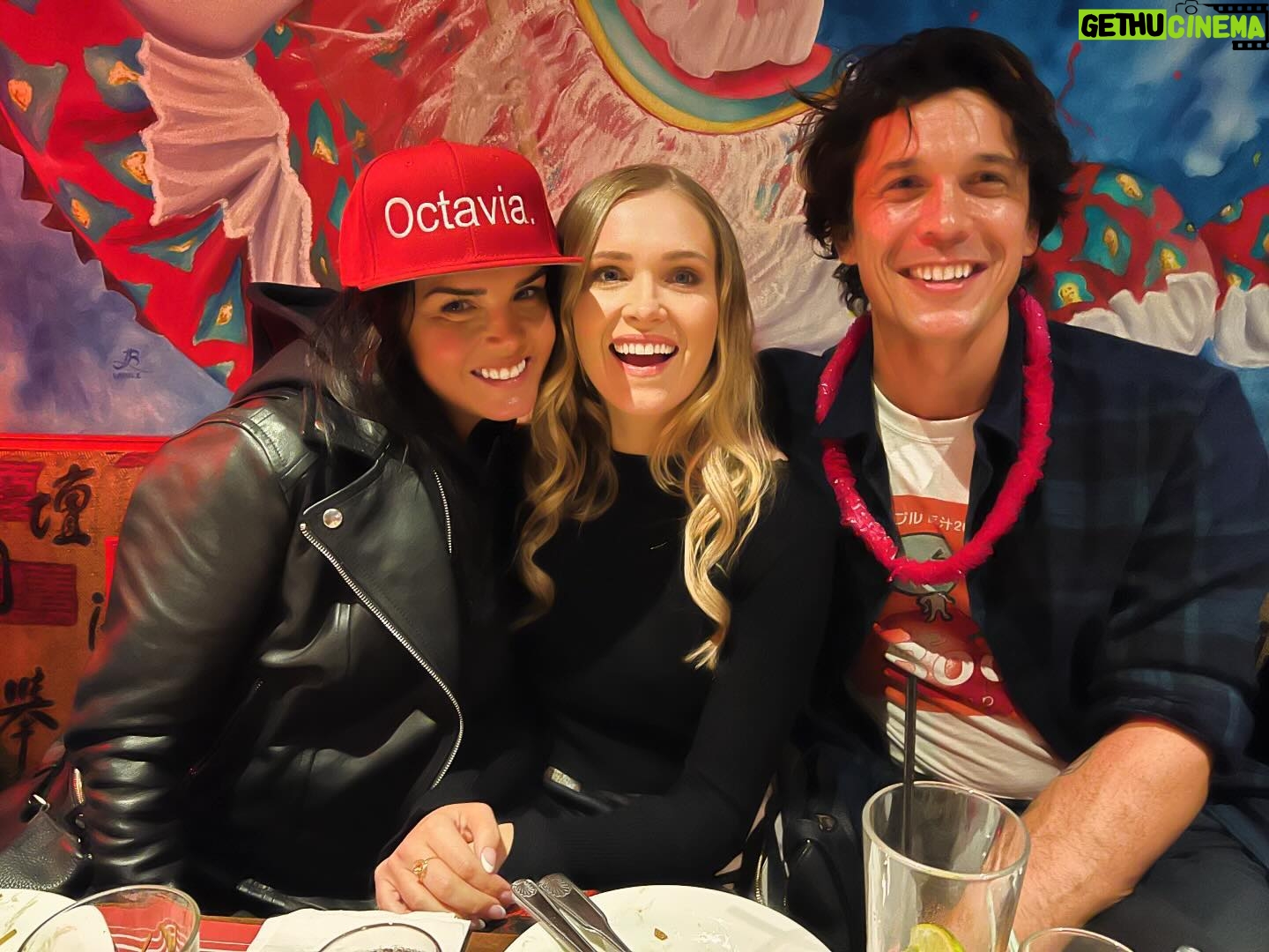 Eliza Taylor - 296.9K Likes - Reunited and it feels so goooood!!! #the100
