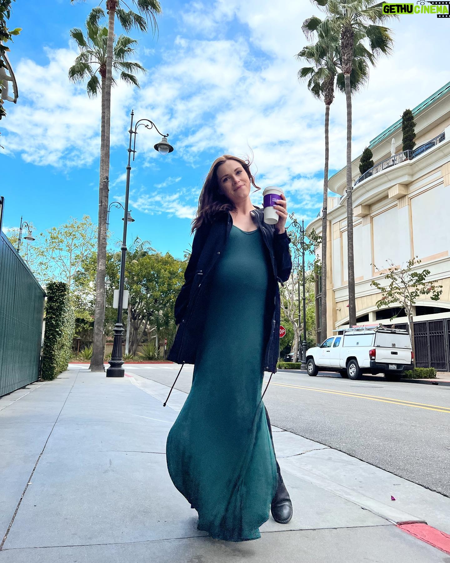 Eliza Taylor - 330.6K Likes - Once upon a time in LA with the wind in my hair and a bun in the oven! 🌴💕