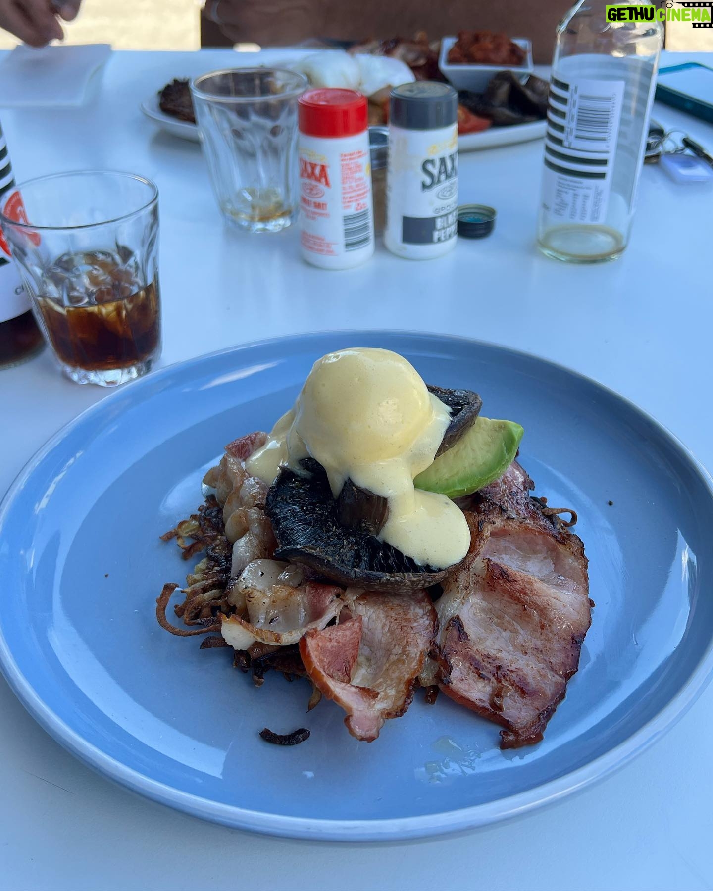 Eliza Taylor - 356.2K Likes - Breakky with the best 😍