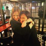 Eliza Taylor Instagram – This tho!!! My beeeeautiful girl!!!! It was so amazing to see you again @schmoi Miss you already!!!! ❤️✈️💫🇬🇧🤌