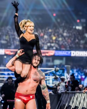 Elizabeth Chihaia Instagram - I brought home #Chicago’s favorite daughter for the holidays.

Still one of our top favorite cities in the world to compete in.

Until next time. 

⏳ @wwe