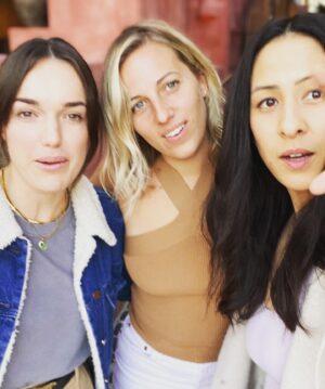 Elizabeth Henstridge Instagram - this this this ✨

thank you to the kind and v patient man who offered to take a picture for us when he saw us taking VERY not great selfies. Sorry we made you take a million. 

Sending 💓 to blow away any Sunday scaries 💫 

#latergram