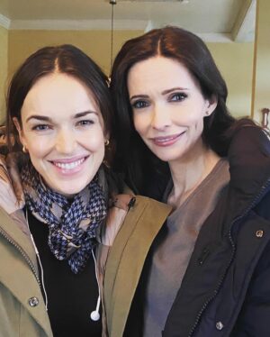 Elizabeth Henstridge Instagram - ✨ magic time with magic people ✨ 

Lois Lane. Lana Lang. Like what?! 

🤩 @bitsietulloch & @echriqui 🤩 along with all the actors in the show are the most talented and lovely humans 🎊

Are you all caught up?? 

@cwsupermanandlois on the @thecw #207 #director