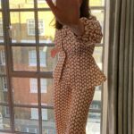 Elizabeth Henstridge Instagram - bringing the tea press day for #suspicion @appletvplus (out this Friday ❤️‍🔥) aaaabsolute diamond glam squad #styledby @elkin • @britelkin • @kakeykake w @amelia_lls & @lauren_glazer1 makeup @lucylovebird hair @davidebarbieri_ suit @its_phoebegrace jewels @jessica_mccormack shoes @mango #styledbyelkin