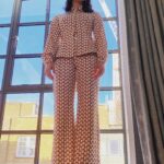 Elizabeth Henstridge Instagram - power suit 🤍🤎 Styled by @elkin THANK U @britelkin & @kakeykake w @amelia_lls & @lauren_glazer1 DREAM TEAM Hair by @davidebarbieri_ Make up by @lucylovebird Co-ord @its_phoebegrace Shoes @mango Jewels @jessica_mccormack #Suspicion out THIS FRIYAY ❤️‍🔥 @appletvplus 💎