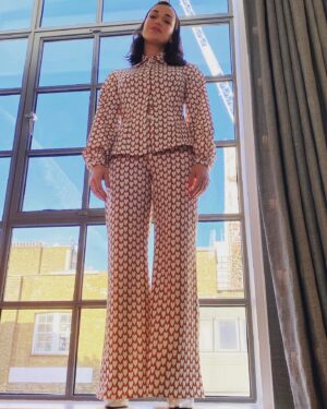 Elizabeth Henstridge Instagram - power suit 🤍🤎

Styled by @elkin 
THANK U @britelkin & @kakeykake 
w @amelia_lls & @lauren_glazer1 

DREAM TEAM
Hair by @davidebarbieri_ 
Make up by @lucylovebird 
Co-ord @its_phoebegrace 
Shoes @mango 
Jewels @jessica_mccormack 

#Suspicion out THIS FRIYAY ❤️‍🔥 @appletvplus 

💎