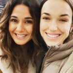 Elizabeth Henstridge Instagram - ✨ magic time with magic people ✨ Lois Lane. Lana Lang. Like what?! 🤩 @bitsietulloch & @echriqui 🤩 along with all the actors in the show are the most talented and lovely humans 🎊 Are you all caught up?? @cwsupermanandlois on the @thecw #207 #director