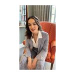 Elizabeth Henstridge Instagram - innocence is relative… @appletvplus #suspicion …are you caught up?? 🤔 aaaaalso, would you wanna see a watch along of Suspicion similar to Live With Lil? 🤔