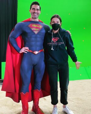 Elizabeth Henstridge Instagram - Here. Is. Me. With. Superman. 🤯 

and Tal Rho 🤯

and the AD/DP dream team that is @iansamoildirector and @_stephenmaier 🙏

@cwsupermanandlois #207 #director 

Ps can you imagine HOW much I LOVED the sweatshirt they gave me 😭💔. Wore it everyday. Obv.
