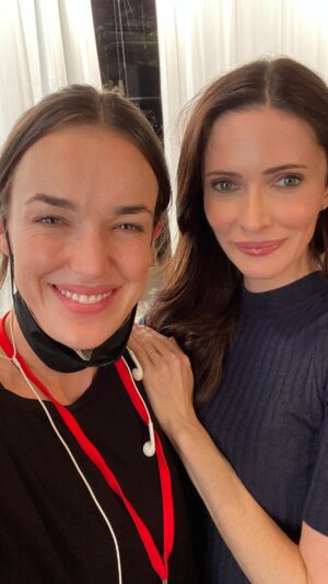 Elizabeth Henstridge Instagram - TONIGHT 🥳 

so grateful to have gotten to direct this wonderful show, and particularly this episode, where we get to see @bitsietulloch expertly, and with devastating honesty, take Lois to a place that will touch so many people’s hearts 🤍

📝 by the wonderful @katiealdrin !!
