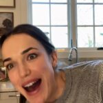 Elizabeth Henstridge Instagram - Oh Hey!!! In celebration of The Watch Along: Suspicion Edition FINALE this Friday, I'm releasing the intros of each ep to whet* your appetite [*whoooo knew it was spelt that way?! naht me.] So I hereby present to you the intro to Episode One where I watch the first ep of Suspicion with the wonderful Chris Long who directed and exec produced the show. Enjoooooy. Available on YouTube and as a podcast wherever you find them! Links in bio yo xxxx #suspicion @appletvplus