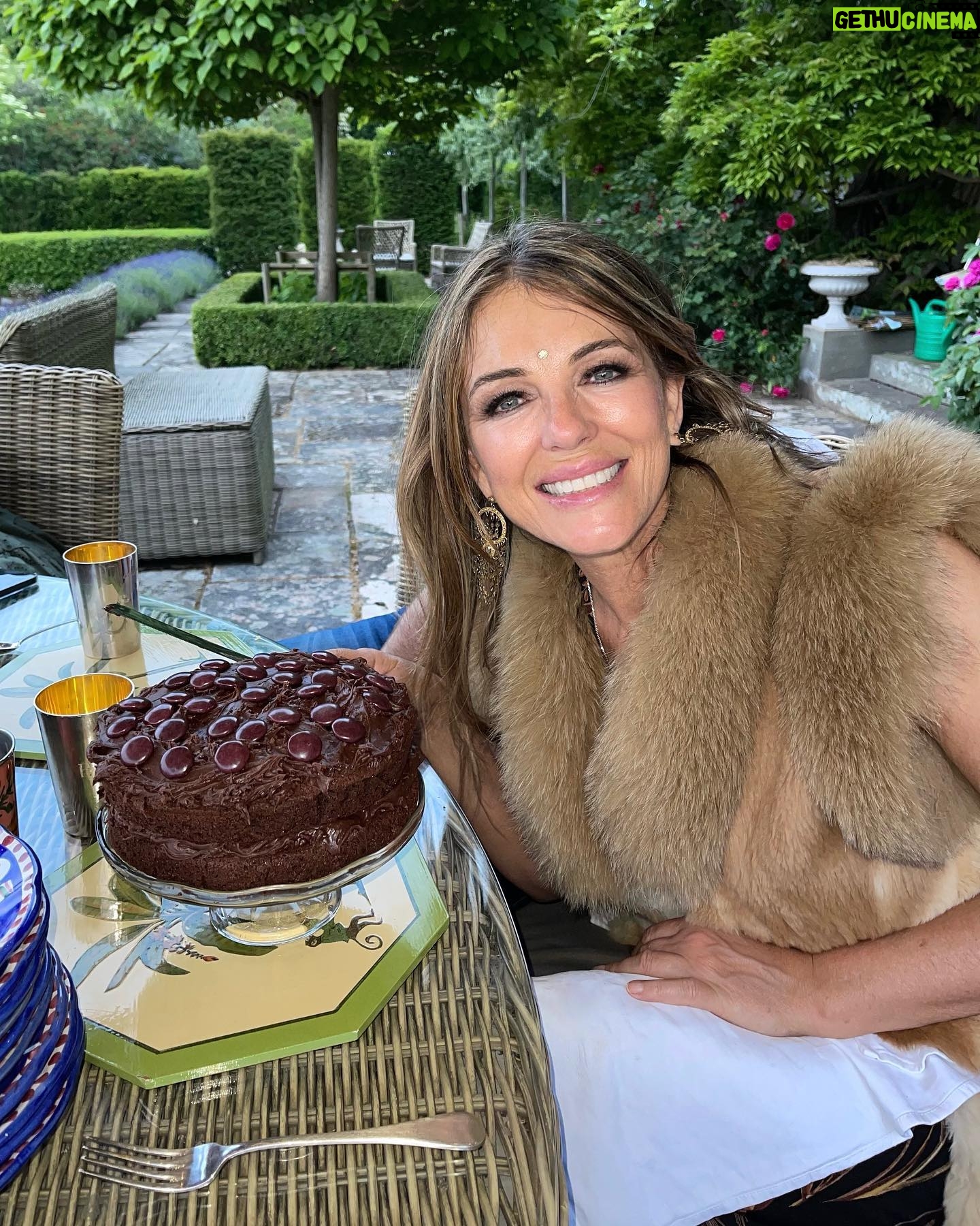 Elizabeth Hurley Instagram - Family, friends & doggies- perfect weekend 💗