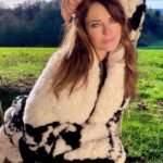 Elizabeth Hurley Instagram - Glorious day in Herefordshire 💗💗💗💗