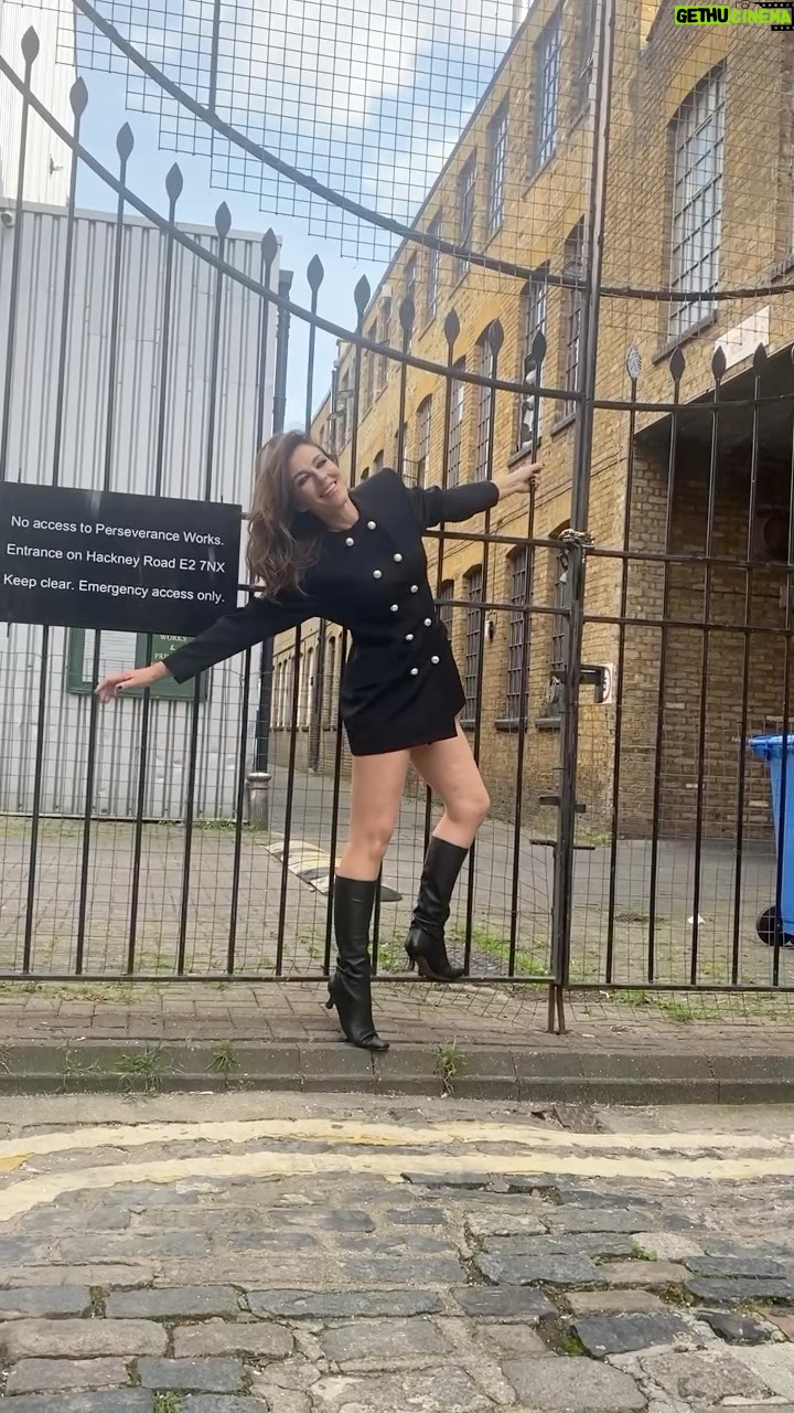 Elizabeth Hurley Instagram - London Town ❤️