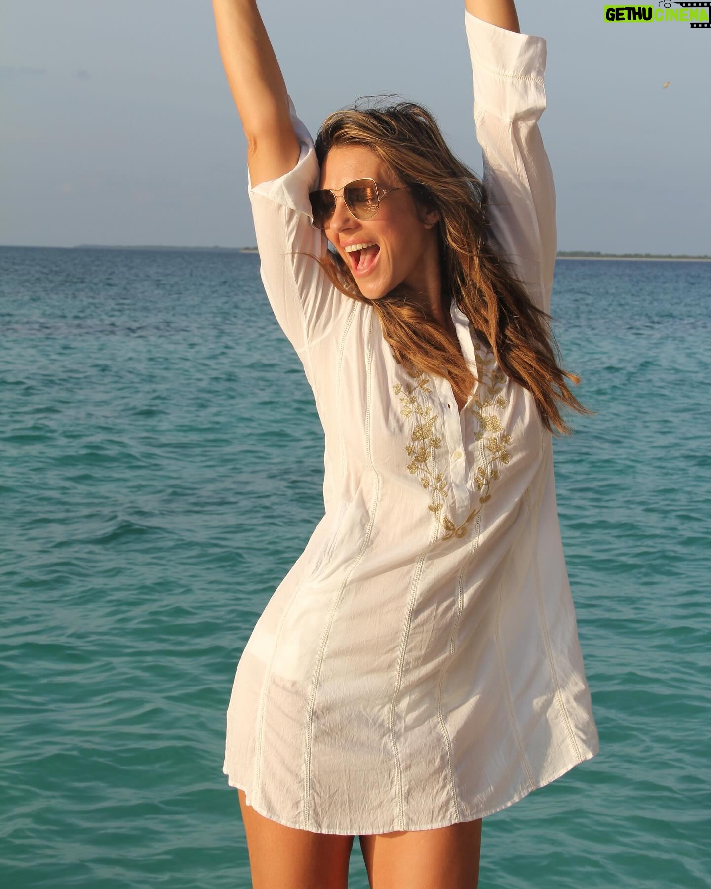 Elizabeth Hurley Instagram - Yeehaaa. My favourite Gold Leaf shirt is back in stock. Link in bio 💗