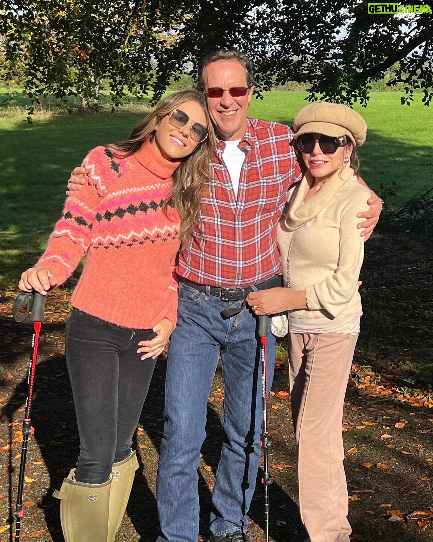 Elizabeth Hurley Instagram - Having fun with @joancollinsdbe who came to stay with us in the country before treating us all to her fab-u-lous show to promote her brilliant new memoir Behind the Shoulder Pads 🩷❤️🩷❤️🩷❤️
