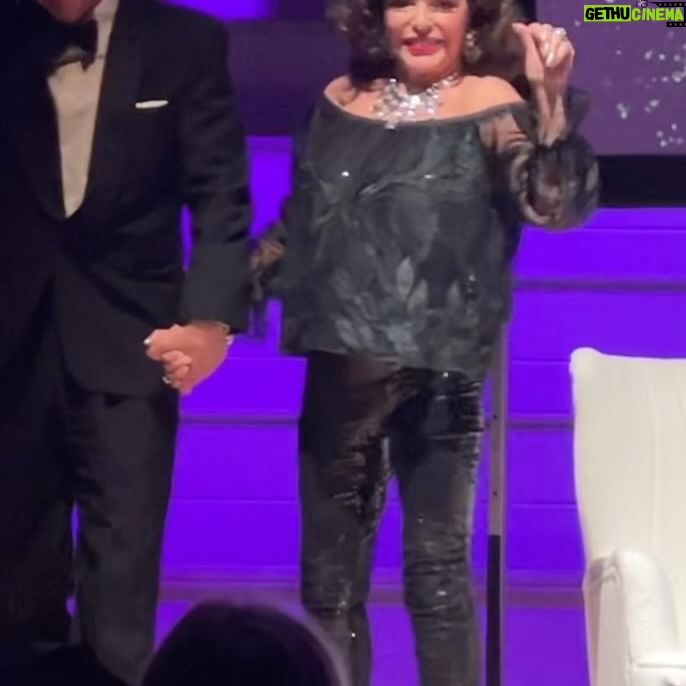 Elizabeth Hurley Instagram - Having fun with @joancollinsdbe who came to stay with us in the country before treating us all to her fab-u-lous show to promote her brilliant new memoir Behind the Shoulder Pads 🩷❤️🩷❤️🩷❤️