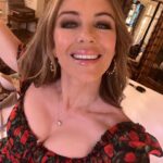 Elizabeth Hurley Instagram - #girlsnight @estellemanor 💗💗