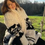 Elizabeth Hurley Instagram - Glorious day in Herefordshire 💗💗💗💗