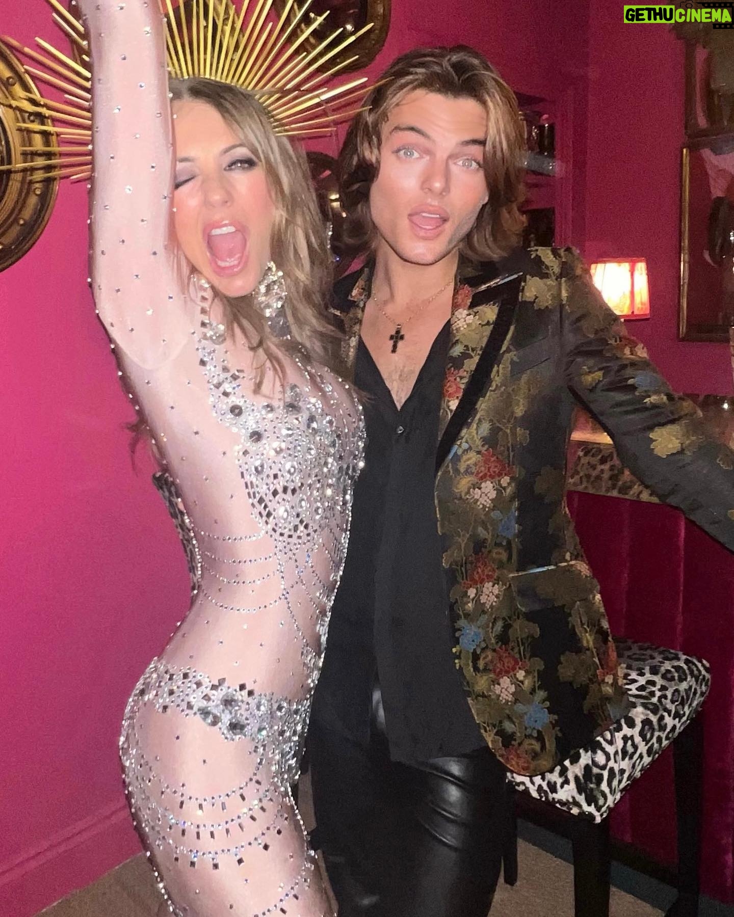 Elizabeth Hurley Instagram - A bittersweet goodbye to 2022, a year of both extremely happy and deeply sad memories. Here’s to 2023 and hoping everyones dreams come true ❤️❤️