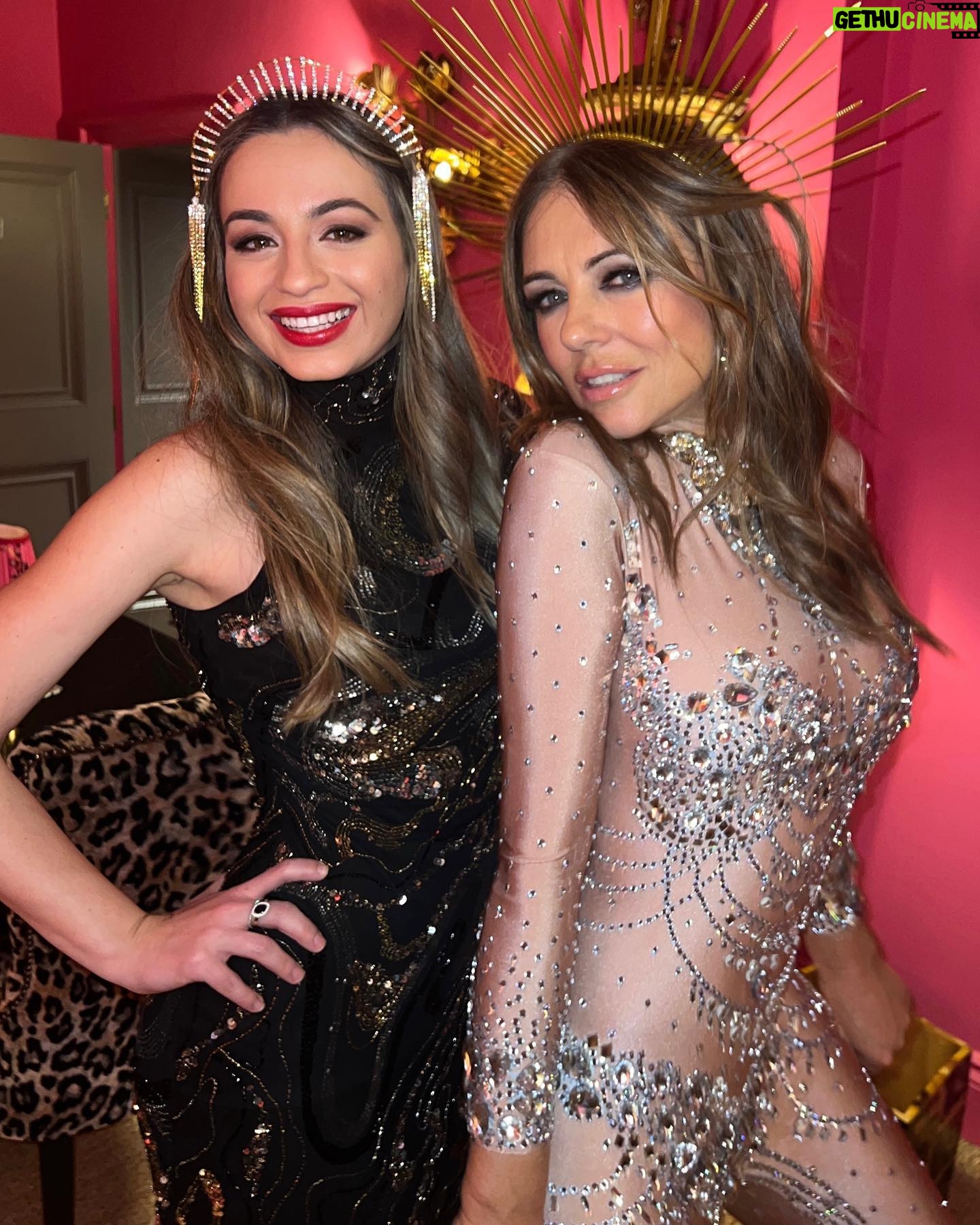 Elizabeth Hurley Instagram - A bittersweet goodbye to 2022, a year of both extremely happy and deeply sad memories. Here’s to 2023 and hoping everyones dreams come true ❤️❤️