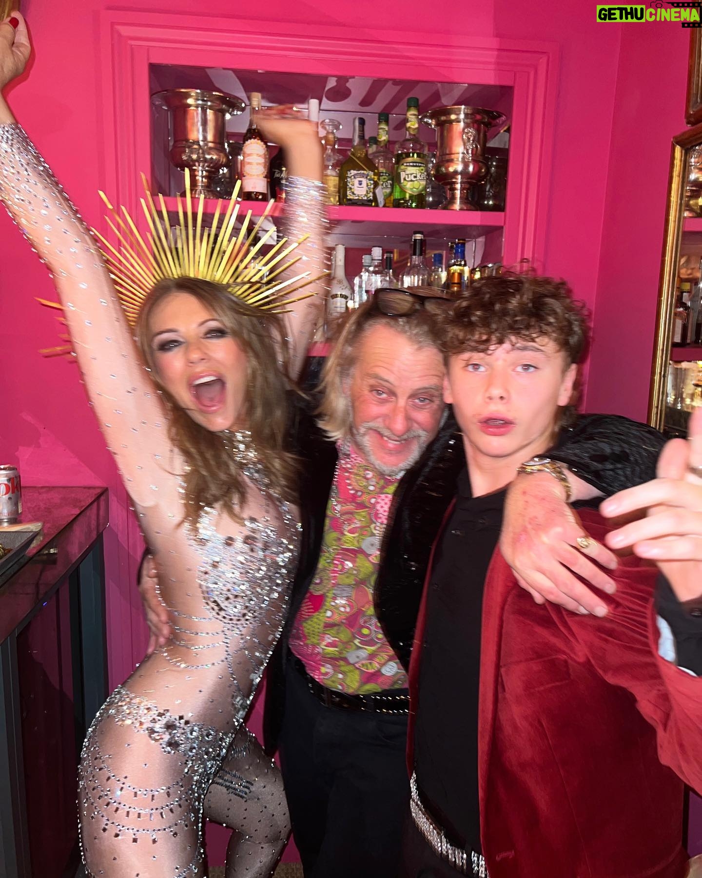 Elizabeth Hurley Instagram - A bittersweet goodbye to 2022, a year of both extremely happy and deeply sad memories. Here’s to 2023 and hoping everyones dreams come true ❤️❤️