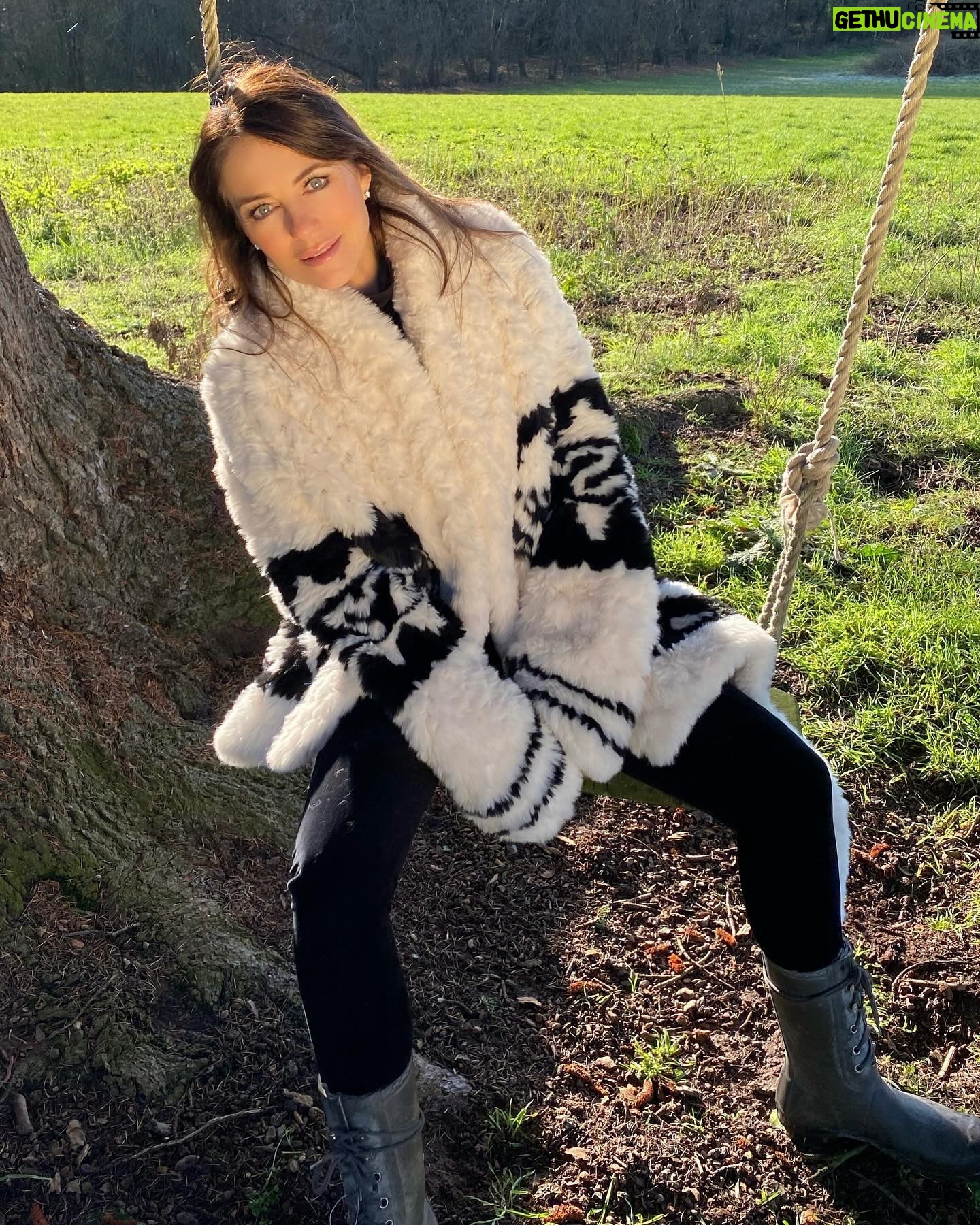Elizabeth Hurley Instagram - Glorious day in Herefordshire 💗💗💗💗