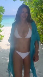 Elizabeth Hurley Instagram - Welcome to the glorious @vakkarumaldives 💗💗💗 wearing my new limited edition Antibes Robe 😘😘😘 available at @elizabethhurleybeach 💃🏻💃🏻💃🏻