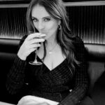 Elizabeth Hurley Instagram - Two treats in one night- viewing @mariotestino ‘s new exhibition at @hamiltonsgallery and then birthday dins for my brother at @harrodsdininghall 💃🏻💃🏻💃🏻💃🏻