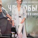 Elizaveta Boyarskaya Instagram - На премьере фильма «Чернобыль». Мой однокурсник, дорогой друг и партнёр @danilakozlovsky снял замечательное , пронзительное и очень честное кино. После фильма не было слов, хотелось молчать и прислушиваться к себе. А в поезде нахлынули мысли , всплывали кадры , диалоги. И стало досвязываться, додумываться, что было за этими словами , за кадрами и открывались все новые и новые смыслы. Послевкусие со мной и теперь. Это глубокое, умное, подробное кино. И ещё, это титанический труд огромного количества талантливых людей! Спасибо Вам большое! Желаю фильму успешной прокатной судьбы и зрительского признания! С завтрашнего дня (15 апреля) «Чернобыль» выходит в широкий прокат. И ещё, спасибо за чудесный праздник премьеры, кажется , что встретила всех, кого не видела годами! За помощь в сборах спасибо @tousjewelry @djiga @zakharovamakeup @mashabazhan #чернобыль #премьера #всевкино #tousjewelry #tousrussia #touslovers