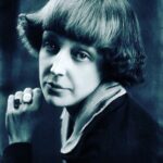 Elizaveta Boyarskaya Instagram - День Рождения Марины Ивановны Цветаевой.Недосягаемая , непостижимая, я счастлива, что имею честь произносить со сцены отрывки из ее писем и произведений в спектакле режиссёра Аллы Дамскер @alladamsker «1926» , а со вчерашнего дня, документальный фильм Аллы «Цветаева Open” , наконец-то в открытом доступе. Ссылку прикрепляю в шапку профиля. В фильме приняли участие: @abeliy72 Анатолий Белый, Людмила Улицкая, Юлия Ауг, Вера Полозкова, Константин Хабенский, Михаил Козырев, Алексей Кортнев, Любовь Аркус, Николай Солодников #цветаева #деньрожденияпоэта #алладамскер #анатолийбелый #цветаеваopen