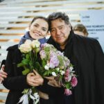 Elizaveta Boyarskaya Instagram - Не стало нашего учителя , выдающегося педагога Валерия Николаевича Галендеева. Вчера мы играли «Дядю Ваню», первый раз без Вас. Валерия Николаевича могло не быть в театре , но его голос , как камертон , всегда звучал в нас. Растерянность. Пустота. Осиротели. На сцене артисты нескольких поколений и все мы - его ученики, его дети. Валерий Николаевич , родной! Совершенно непонятно , как теперь без Вас. Я попала под Ваше заботливое крыло в 16 лет, самые сложные первые шаги в профессии рядом с Вами, все взлеты и падения, отчаяние и радость. Вы всегда держали за руку. Вы всегда были требовательны и бескомпромиссны. Мы барахтались, отчаивались, злились, запутывались. Вы терпеливо ждали, когда мы самостоятельно нащупаем глубину, смысл, и, когда получалось, - каким каждый раз это было счастьем и великим открытием. Мы испытывали священный ужас перед Вашей строгостью и млели от Вашей нежности. Вы всегда верили в нас и гордились нашими успехами. Вы запрещали трепаться, потому что СЛОВО всегда имеет вес, силу, смысл. Вы учили нас, глядя в текст, видеть не буквы или рифмы, а целые миры, пространства, цивилизации, мифологии, судьбы , исторические эпохи, политические потрясения, учили разгадывать послания автора, его отношение, считывать чувственность звукового образа и смаковать фонетику текста. Вы навсегда дали понять, какой серьезной, важной и сложной профессией мы занимаемся. Вы давали бесценные уроки жизни, мы сотканы из Ваших мыслей и слов. Вы всегда были и будете ориентиром : «а как бы сказал Валерий Николаевич, а что бы он подумал, как поступил». Но как у Вас, ни у кого из нас не получится, потому что нам до Вас не дотянуться, но мы всегда очень старались и будем стараться. Спасибо Вам за любовь, терпение и силы, которые Вы тратили на каждого из нас. А нас сотни. Значит у Вас бездонное сердце и самая щедрая, добрая душа. Спасибо Вам за все, любимый, родной! Как же хочется обнять Вас, услышать Ваш нежный, бархатный голос, услышать острую шутку. Вас нет, но Вы есть. Вы в каждом из нас и сколько хватит сил передавать Ваш свет, мы будем это делать. Я Вас очень люблю и всегда буду помнить! До встречи. Ваша Лизочка.