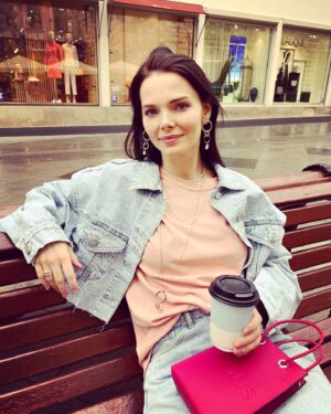 Elizaveta Boyarskaya Instagram - Вкушаем в Петербурге последние солнечные денёчки. Можно уже убрать  подальше лёгкие куртки и вытащить  тяжелую артиллерию. Удивительно, при том , что , как говорится, я - Северная дэушка, я вообще не могу переносить холод, а вот жару, любую , легко! Но после такого роскошного лета , кажется , готова и помёрзнуть)🍁🍂🍁🍂🍁🍂 @tousjewelry @tous_lovers_russia