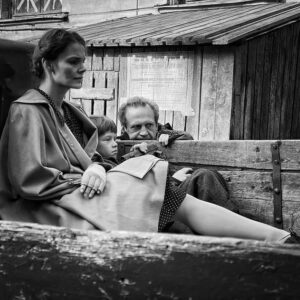 Elizaveta Boyarskaya Instagram - Завершился показ «Седьмой Симфонии». Любовь и благодарность… и счастье и грусть… Благодарю всю нашу потрясающую группу, всех и каждого , кто создавал этот фильм на каждом этапе. От написания сценария ,  съёмочного периода до постпродакшна. Благодарю все департаменты , без исключения! Благодарю наших чудесных музыкантов за то, что помогли бережно и с благоговением прикоснуться к Великой музыке Шостаковича. Спасибо всем вам за уважение, простоту, искренность, интеллигентность, достоинство с которой рассказана эта история, спасибо за то , что она рождалась и ткалась в абсолютной любви и с ощущением колоссальной ответственности . Я такая счастливая, что прожила ее вместе с вами. Я всегда буду помнить наши съёмки. И ребята, всееееее,  я так вас люблю! Каждый достоин отдельных слов, но одного текста тогда не хватит. Скажу про человека , который объединил нас всех, про нашего режиссёра, Саша @akottttt Спасибо тебе за твой талант и чуткость. Ты -душа этого фильма, ты и , конечно же , великая музыка, которая звучала в нас каждый день и была бесспорным камертоном. И , конечно же , спасибо всем моим замечательным партнерам. Еще в фильме снимались изумительные Петербургские артисты, уверена , что для каждого и для меня , в том числе ,было  большой честью стать частью этой истории. И мои самые главные и близкие партнёры: @kravchenkoalexey_official @tribuna @guskov_aleksei ,такое партнёрство на всю жизнь у самого сердца. Училась , любовалась , восхищалась.  Вот и всё , кино родилось,  дошло до своего зрителя! Счастливого плавания нашей истории! Те , кто ещё не видели картину, все 8 серий можно увидеть на смотрим.ру. Спасибо! Ура! С Премьерой! Фото: @migdop #седьмаясимфония #шостакович #александркотт
