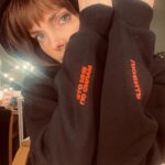 Elizaveta Boyarskaya Instagram - На мне худи от @podarizhizn и @smerch.me «Это мне по силам - любить» ❤️ Ребята выпустили свой мерч, чтобы ещё раз показать, что помогать и делать что-то важное для других - это по силам самым разным людям. Даже в самое сложное время. Потому что благотворительность начинается с любви. И эта любовь способна на многое. Присоединяйтесь к коммьюнити, чтобы узнавать друг друга на улицах. Любить и делиться своей любовью. А еще, покупая мерч, в помогаете детям: вся прибыль идет в фонд @podarizhizn #этомнепосилам