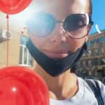 Elizaveta Boyarskaya Instagram - Выпускной — необыкновенное время для каждого школьника: впереди взрослая жизнь, приключения, новые мечты✨ Выпускники попрощаются со школой, загадают желания и отпустят в небо воздушные шарики. Хотя, возможно, в этом году из-за пандемии и ограничений, не все смогут собраться в реальности на классический выпускной. А что если этот важный момент можно сохранить и всем вместе сделать что-то особенное?! С этого года благотворительный фонд «Подари жизнь» превращает привычный воздушный шарик в символ благотворительности и запускает новую традицию #шаримпомощь 🎈 Акция приурочена к школьным выпускным, и к ней может присоединиться каждый выпускник и школа, оставив донат на сайте (ссылка в шапке профиля фонда). Как символ вашей причастности к благотворительности, фонд подарит вам пин в виде шарика. Он будет отлично смотреться на праздничных платьях и костюмах. Также вместо обычных шариков можно запустить виртуальные: воспользуйтесь маской #шаримпомощь из аккаунта фонда @podarizhizn — так о новой традиции узнает больше людей, природа скажет "спасибо", а вы сохраните традицию отпускания шариков в небо. 🎈Давайте поддержим новую традицию #шаримпомощь вместе! #фондподарижизнь