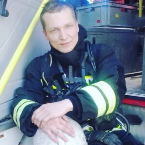 Elizaveta Boyarskaya Instagram - Привет!
На этом фото Борис Старковский. Ему 32 года, точнее сегодня ему 33 и он настоящий Герой!
Борис тот самый пожарный, который 12 апреля с двумя сослуживцами бесстрашно бросился в огонь на Невской мануфактуре в Санкт-Петербурге. Ценой своей жизни и здоровья, они потушили ужасный пожар.
Сегодня у Бори День Рождения!
Он недавно пришёл в себя и был переведён из реанимации и, я думаю, ему будет приятно понимать, что мы его знаем и очень благодарны за этот самоотверженный подвиг. 
Вы можете в благодарность опубликовать на своей странице в соц. сети поздравление Борису и добрые слова с хэштегом #борисстарковский 
О таких парнях должно знать как можно больше людей. 

Боря, на таких смелых и сильных парнях, как ты, держится этот мир! С таким, как ты, ничего не страшно! Твоей жене и детям очень повезло с тобой! Я желаю тебе скорейшего восстановления и всего самого доброго всей твоей семье! Я рассказала про тебя старшему сыну он сказал , что у тебя очень добрые глаза и что ты -настоящий герой! С Днём Рождения!!! #борисстарковский #герой #сднемрождения