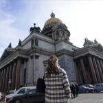 Elizaveta Boyarskaya Instagram – Спасибо @voguerussia , наконец-то, благодаря вам, навела в сумке порядок. И все равно смотрю и не понимаю , как же много в одной женской сумке может поместиться всякого…..разного😂 Ссылку на полную версию ролика кинула с сториз или можно найти на @voguerussia Ребята, спасибо за съёмку, было весело! Приезжайте ещё в Питер, с погодой договоримся, чтобы всему лучшем виде 🤪✌🏻#voguerussia #чтоуменявсумке #чтовсумке