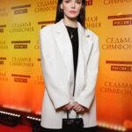 Elizaveta Boyarskaya Instagram - Вчера в Санкт-Петербурге, в кинотеатре киностудии Ленфильм прошла премьера сериала «Седьмая симфония». Были показаны первые три серии. Целиком сериал выйдет уже совсем скоро на телеканале @tvrussia Это история о том, как 9 августа 1942го года, вопреки всем возможным обстоятельствам, в осаждённом городе, в Ленинградской Филармонии - оркестр Радиокомитета под руководством Карла Ильича Элиасберга исполнил Седьмую Симфонию Дмитрия Шостаковича. О музыкантах , о судьбах , о подвиге, о городе и конечно о музыке. “Музыка сильнее смерти” ,- говорил Карл Ильич Элиасберг. Я смею предполагать , что у нас получилась очень честная, глубокая, простая , не заискивающая перед зрителем история, лишенная всякого пафоса, на который очень легко скатиться, говоря о таких сложнейших темах. Очень хочется, чтобы этот сериал посмотрели многие, и потом пересматривали… Мне кажется, что у авторов сценария, у нашего потрясающего режиссёра Александра Котта @akottttt , восхитительного оператора Петра Духовского и у всей команды получилось рассказать про что-то гораздо большее, чем про одну из страшных и великих страниц истории ВОВ. Спасибо большое всей съёмочной группе, продюсерам, всем моим фантастическим партнерам и нашим чудесным музыкантам. Спасибо @tousjewelry за помощь в сборах на премьеру и девочкам-волшебницам @olgapetrova @kristina_selyakova_hair @sharm.nelly @karina_gavrilova #седьмаясимфония #премьера #шостакович #каналроссия #tousrussia #touslovers #tousjewelry
