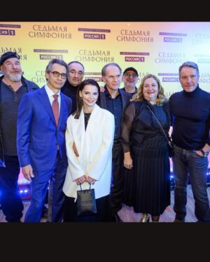 Elizaveta Boyarskaya Instagram - Вчера в Санкт-Петербурге, в кинотеатре киностудии Ленфильм прошла премьера сериала «Седьмая симфония». Были показаны первые три серии. Целиком сериал выйдет уже совсем скоро на телеканале @tvrussia Это история о том, как 9 августа 1942го года, вопреки всем возможным обстоятельствам,  в осаждённом городе, в Ленинградской Филармонии - оркестр Радиокомитета под руководством Карла Ильича Элиасберга исполнил Седьмую Симфонию Дмитрия Шостаковича.  О музыкантах , о судьбах , о подвиге, о городе  и конечно о музыке. “Музыка сильнее смерти” ,- говорил Карл Ильич Элиасберг.  Я смею предполагать , что у нас получилась очень честная, глубокая, простая , не заискивающая перед зрителем история, лишенная всякого пафоса, на который очень легко скатиться, говоря о таких сложнейших темах.  Очень хочется, чтобы этот сериал посмотрели многие, и потом пересматривали… Мне кажется, что у авторов сценария, у нашего потрясающего режиссёра Александра Котта @akottttt , восхитительного оператора Петра Духовского и у всей команды получилось рассказать про что-то гораздо большее, чем про одну из страшных и великих страниц истории ВОВ.  Спасибо большое всей съёмочной группе, продюсерам,  всем моим фантастическим партнерам и нашим чудесным музыкантам. Спасибо @tousjewelry за помощь в сборах на премьеру и девочкам-волшебницам @olgapetrova @kristina_selyakova_hair @sharm.nelly @karina_gavrilova #седьмаясимфония #премьера #шостакович #каналроссия  #tousrussia #touslovers #tousjewelry