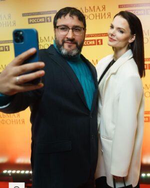 Elizaveta Boyarskaya Instagram - Вчера в Санкт-Петербурге, в кинотеатре киностудии Ленфильм прошла премьера сериала «Седьмая симфония». Были показаны первые три серии. Целиком сериал выйдет уже совсем скоро на телеканале @tvrussia Это история о том, как 9 августа 1942го года, вопреки всем возможным обстоятельствам,  в осаждённом городе, в Ленинградской Филармонии - оркестр Радиокомитета под руководством Карла Ильича Элиасберга исполнил Седьмую Симфонию Дмитрия Шостаковича.  О музыкантах , о судьбах , о подвиге, о городе  и конечно о музыке. “Музыка сильнее смерти” ,- говорил Карл Ильич Элиасберг.  Я смею предполагать , что у нас получилась очень честная, глубокая, простая , не заискивающая перед зрителем история, лишенная всякого пафоса, на который очень легко скатиться, говоря о таких сложнейших темах.  Очень хочется, чтобы этот сериал посмотрели многие, и потом пересматривали… Мне кажется, что у авторов сценария, у нашего потрясающего режиссёра Александра Котта @akottttt , восхитительного оператора Петра Духовского и у всей команды получилось рассказать про что-то гораздо большее, чем про одну из страшных и великих страниц истории ВОВ.  Спасибо большое всей съёмочной группе, продюсерам,  всем моим фантастическим партнерам и нашим чудесным музыкантам. Спасибо @tousjewelry за помощь в сборах на премьеру и девочкам-волшебницам @olgapetrova @kristina_selyakova_hair @sharm.nelly @karina_gavrilova #седьмаясимфония #премьера #шостакович #каналроссия  #tousrussia #touslovers #tousjewelry