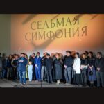 Elizaveta Boyarskaya Instagram - Вчера в Санкт-Петербурге, в кинотеатре киностудии Ленфильм прошла премьера сериала «Седьмая симфония». Были показаны первые три серии. Целиком сериал выйдет уже совсем скоро на телеканале @tvrussia Это история о том, как 9 августа 1942го года, вопреки всем возможным обстоятельствам, в осаждённом городе, в Ленинградской Филармонии - оркестр Радиокомитета под руководством Карла Ильича Элиасберга исполнил Седьмую Симфонию Дмитрия Шостаковича. О музыкантах , о судьбах , о подвиге, о городе и конечно о музыке. “Музыка сильнее смерти” ,- говорил Карл Ильич Элиасберг. Я смею предполагать , что у нас получилась очень честная, глубокая, простая , не заискивающая перед зрителем история, лишенная всякого пафоса, на который очень легко скатиться, говоря о таких сложнейших темах. Очень хочется, чтобы этот сериал посмотрели многие, и потом пересматривали… Мне кажется, что у авторов сценария, у нашего потрясающего режиссёра Александра Котта @akottttt , восхитительного оператора Петра Духовского и у всей команды получилось рассказать про что-то гораздо большее, чем про одну из страшных и великих страниц истории ВОВ. Спасибо большое всей съёмочной группе, продюсерам, всем моим фантастическим партнерам и нашим чудесным музыкантам. Спасибо @tousjewelry за помощь в сборах на премьеру и девочкам-волшебницам @olgapetrova @kristina_selyakova_hair @sharm.nelly @karina_gavrilova #седьмаясимфония #премьера #шостакович #каналроссия #tousrussia #touslovers #tousjewelry