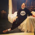 Elizaveta Boyarskaya Instagram - Отыграли марафон спектаклей и смело врываемся во второй месяц весны. А ведь ровно год назад мы сидели по домам в полной растерянности и гадали, сколько же мы будем сидеть? Ну недели 2, ну месяц, казалось так, а потом снова на сцену, на съёмочную площадку. И как же ошибались. И вот сейчас я думаю, какое счастье , что нам можно выходить на сцену, встречаться с публикой, как , оказывается, эту возможность можно и нужно ценить. На фото любуюсь любимыми партнёрами на репетиции. Так что никакой пандемии, пусть лучше будет пандомания.🐼#театр #репетиция #провожаеммарт #пандамания #pandamania #yaninademicouture #panda #апрель