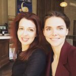 Elizaveta Boyarskaya Instagram - Когда ты ребенок, то быстро заводишь друзей. Лиза – Алла – погнали дружить. Во взрослом возрасте доверие не возникает сразу, а дружба вырастает из пройденного вместе. Сначала мы делали вместе спектакль, потом Лиза участвовала в фильме, который я выпускала. В общем, мы прошли определенный путь до того момента, когда Лиза сказала, что хотела бы научиться создавать свои истории, понять, как же пишут эти сценарии. И мы просто начали искать время в плотных графиках, встречаться в зум, обсуждать, смеяться, смотреть кино.   После нескольких занятий Лиза написала: «Удивительно, конечно, как профессия меняет ракурс на любой род деятельности. Ловлю себя на мысли, что у меня чувства, эмоции довлеют над структурой. Все не так просто:  есть правила, схемы и ох какие хитрости. И это невероятно интересно. Для любого человека любой профессии».   У режиссера Саши Котта Лиза снималась в очень важном сериале «Седьмая симфония». У нее там роль флейтистки из оркестра, который в осажденном Ленинграде исполняет эту победную симфонию Шостаковича. И когда Лиза узнала, что новый сериальный курс ПишуКино будет курировать Саша, она просто выдохнула: «Повезет тем, кто попадет на этот курс». Вот и я, когда слушаю Сашу, думаю, что сама бы пошла к нему учиться. Он правда отшучивается, что научит плохому. Хорошему мы и сами научимся, Саша) А вот по-хорошему плохому, такому с мясом, с правдой и при этом на здоровом уровне цинизма это только с тобой. Короче, через пару дней мы стартуем. И еще, как ни удивительно, есть два места. И если ты давно ждала (или ждал), не решалась, сомневалась, то теперь просто бросайся в это пишукино и твори насколько хватит сил. Вот ссылка в шапке