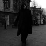 Elizaveta Ivantsiv Instagram – Где искать вдохновение? Этот вопрос никогда не потеряет актуальность. Всё тускнеет, ко всему привыкаешь. Только представьте себе: я выросла и стала артистом. Нет, прям представьте!!! Я это столько раз загадывала! И вот я живу жизнь своей же мечты. Если бы мне кто-то сказал, что к этому можно привыкнуть, а спустя каких-то 20 лет еще и устать, я бы очень злилась. Очень. Я и злилась! Смотрела на больших артистов и искренне не понимала, как можно вслух говорить о том, что ты устал??? Тысячи людей об этом мечтают, а ты в какой-то там депрессии вместо того, чтобы просыпаться каждое утро с криком: СПАСИБО БОЖЕ БОЖЕ БОЖЕ ЭТОГО НЕ МОЖЕТ БЫТЬ ААААААААААА

Мне казалось, что вот если у меня получится, я никогда-приникогда не устану, буду ценить каждую секундочку, от радости лопну и так далее. Угадайте, что было дальше?))) Конечно, я начала уставать. Не сразу, нет. Но это неизбежно. Такие мы создания) Человек устает от всего, что требует отдачи и усилий. Поэтому я задаю себе вопрос: «А в чем же мне искать вдохновение, когда я уже так много раз это делала?»

В моем любимом фильме есть сцена, где главный герой — молодой, очень амбициозный, эгоцентричный достигатор, пренебрежительно смотрит вокруг и говорит: «Но ведь тут ничего не происходит». Его старший товарищ, очень мудрый, заставляет его замедлиться, и в это же мгновение зрителю становится понятно, что в любой самой обычной секунде очень много прекрасных мгновений. В кино это показано очень красиво. Если хотите, гляньте в поисковике «Всегда что-то происходит»

Эта фраза меня включает, где бы я не находилась. Всегда что-то происходит. Что-то ужасное, но и что-то прекрасное. Надо просто остановиться, выдохнуть и посмотреть вокруг. Только во время паузы ко мне возвращается настоящая благодарность. Умение увидеть красоту. Почувствовать ее. Захотеть ею поделиться. А это и есть вдохновение, первые его ростки 🤍
