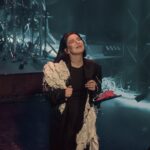 Elizaveta Ivantsiv Instagram - Мои коты! Моя команда! Я сейчас вся состою из благодарности — ну как можно быть такими невероятными?) Питер как обычно обнял и взял на ручки) Следующая встреча — Калининград. Увидимся 6 ноября. Мы очень давно не виделись, я соскучилась! Ну и традиционное: А ЧТО СПЕТЬ?) Team: Bass: @nikitabilzdes Keys: @ivanhillman Guitar: @gribfruit Drums: @ruslan_gadzhimuradov MON:@stereo.eagle FOH: Pasha Light: @elievalexey Pidzhak: @kolchuga.off Ph: @di_art_photo