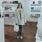 Elizaveta Ivantsiv Instagram - Сложная тема для размышлений. Вопрос, на который у меня всегда разные ответы :) А важны ли вам, Елизавета (Валерий/Мария/Николай/Мирослава/Федор), мнения окружающих вас людей? Сколько раз вы отвечали «да плевать мне вообще»? Я — бесконечное количество. Врала? Нууууууууууу не совсем. Просто тут много лазеек. Я хочу, чтобы меня все любили. И хочу не заслуживать этой любви. И еще, чтобы если вдруг не любят, это были исключительно их сложности 😂 Все это — позиция юношеского максимализма, и там все на противоречиях. Плевать ли мне? Ну нет, конечно. Просто я хочу, чтобы меня уважали. И хочу, чтоб моя самооценка строилась не на том, как ко мне относятся люди. То же касается музыки. Конечно я хочу, чтобы людям нравилось то, что я делаю. Но и у этого есть несколько решений. Можно делать что-то, что обязательно понравится огромному количеству людей. В интернетах постоянно появляются очень смешные и достаточно точные «формулы хитов». А можно делать что-то, что ты безумно любишь, в чем отпечатался неповторимый слепок твоей эмоции. И надеяться, что кто-то услышит это и почувствует то же, что и ты тогда. Магия, правда? Можно ли это совместить? Специально, наверное, нет. Но я верю в чудо🙃